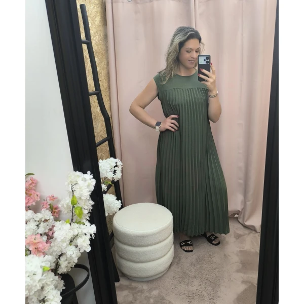 Vestido Plissado Elegância Solta em verde, bege e vermelho com corte fluido e detalhe plissado