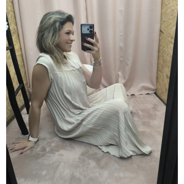 Vestido Plissado Elegância Solta em verde, bege e vermelho com corte fluido e detalhe plissado