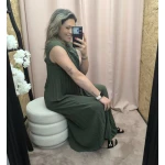 Vestido Plissado Elegância Solta em verde, bege e vermelho com corte fluido e detalhe plissado