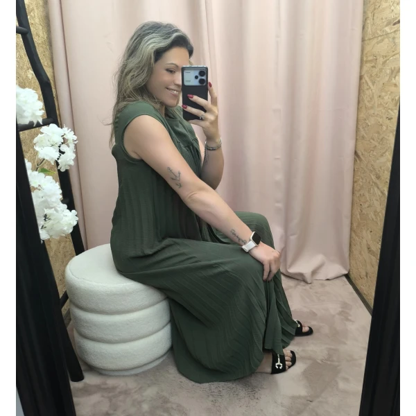 Vestido Plissado Elegância Solta em verde, bege e vermelho com corte fluido e detalhe plissado