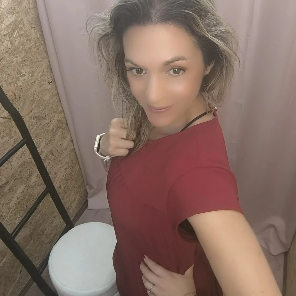 Vestido Plissado Elegância Solta em verde, bege e vermelho com corte fluido e detalhe plissado