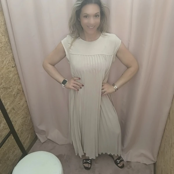 Vestido Plissado Elegância Solta em verde, bege e vermelho com corte fluido e detalhe plissado