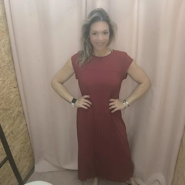 Vestido Plissado Elegância Solta em verde, bege e vermelho com corte fluido e detalhe plissado