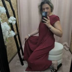 Vestido Plissado Elegância Solta em verde, bege e vermelho com corte fluido e detalhe plissado