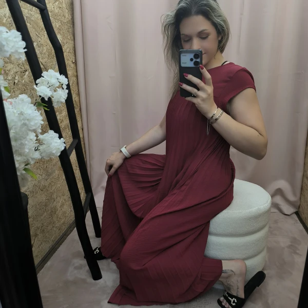 Vestido Plissado Elegância Solta em verde, bege e vermelho com corte fluido e detalhe plissado