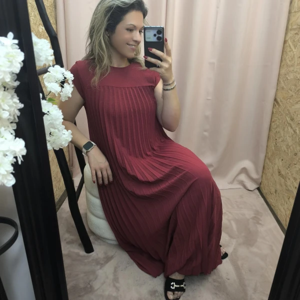 Vestido Plissado Elegância Solta em verde, bege e vermelho com corte fluido e detalhe plissado