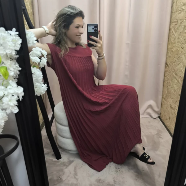 Vestido Plissado Elegância Solta em verde, bege e vermelho com corte fluido e detalhe plissado