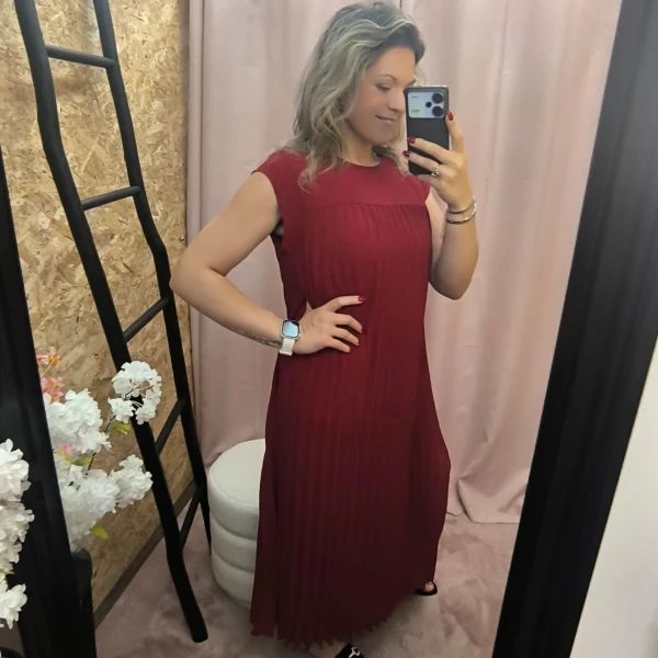 Vestido Plissado Elegância Solta em verde, bege e vermelho com corte fluido e detalhe plissado