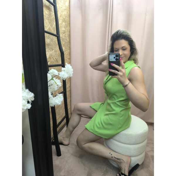 Vestido Colete Verde Lima com corte de alfaiataria e cinto