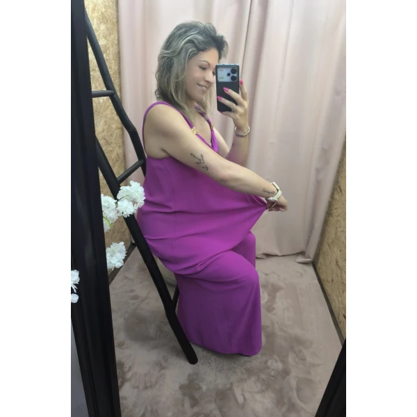 Macacão Fúcsia Impacto Chic em tecido fluido com alças largas e detalhe dourado