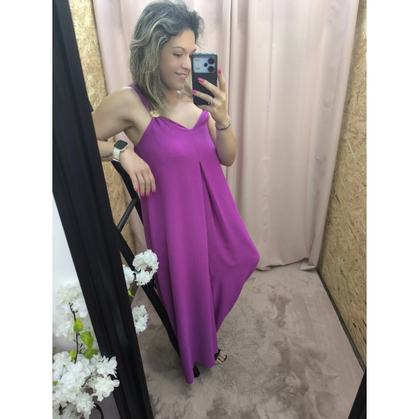 Macacão Fúcsia Impacto Chic em tecido fluido com alças largas e detalhe dourado
