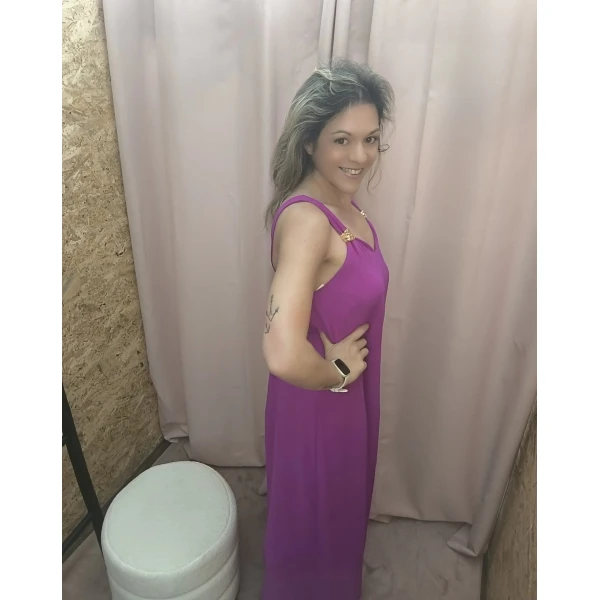 Macacão Fúcsia Impacto Chic em tecido fluido com alças largas e detalhe dourado