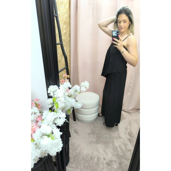 Conjunto Elegância Contemporânea em cores preto, branco e bege, com top fluído e calças de cintura ajustável.