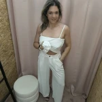 Conjunto Elegância Contemporânea em cores preto, branco e bege, com top fluído e calças de cintura ajustável.