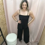 Conjunto Elegância Contemporânea em cores preto, branco e bege, com top fluído e calças de cintura ajustável.