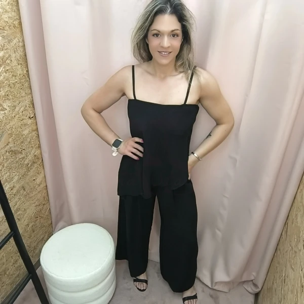 Conjunto Elegância Contemporânea em cores preto, branco e bege, com top fluído e calças de cintura ajustável.