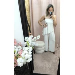 Conjunto Elegância Contemporânea em cores preto, branco e bege, com top fluído e calças de cintura ajustável.