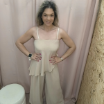 Conjunto Elegância Contemporânea em cores preto, branco e bege, com top fluído e calças de cintura ajustável.