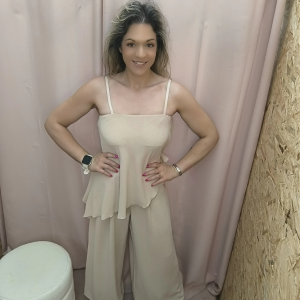 Conjunto Elegância Contemporânea em cores preto, branco e bege, com top fluído e calças de cintura ajustável.