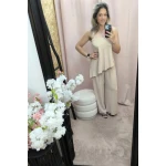 Conjunto Elegância Contemporânea em cores preto, branco e bege, com top fluído e calças de cintura ajustável.
