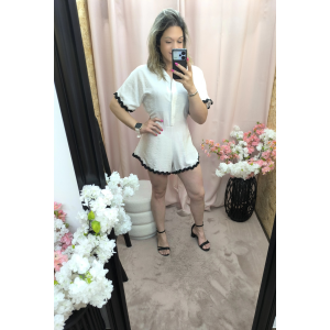 Macacão Brisa de Verão em branco com detalhes pretos.