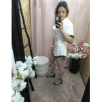 Macacão Brisa de Verão em branco com detalhes pretos.