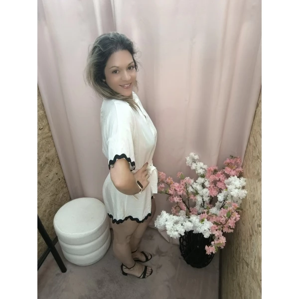 Macacão Brisa de Verão em branco com detalhes pretos.