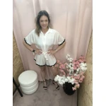 Macacão Brisa de Verão em branco com detalhes pretos.
