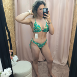 Biquíni Floral Sensação de Verão com estampado tropical, copa push-up e cueca ajustável.