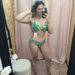 Biquíni Floral Sensação de Verão com estampado tropical, copa push-up e cueca ajustável.