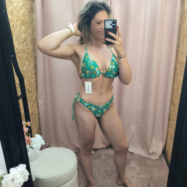 Biquíni Floral Sensação de Verão com estampado tropical, copa push-up e cueca ajustável.