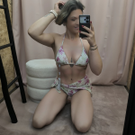 Biquíni floral com padrão tropical composto por três peças em tons vibrantes.
