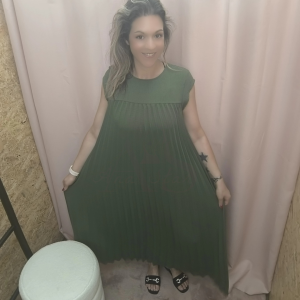 Vestido Plissado Elegância Solta em verde, bege e vermelho com corte fluido e detalhe plissado