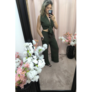Conjunto Verde Elegância Natural com top cruzado e calça fluida com abertura lateral