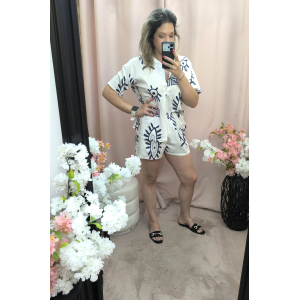 conjunto estilo étnico casual com camisa e calções em branco com padrão tribal nas cores preto ou azul.