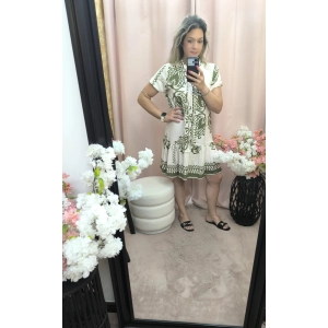 Vestido boho verde curto com padrão elegante e corte fluido