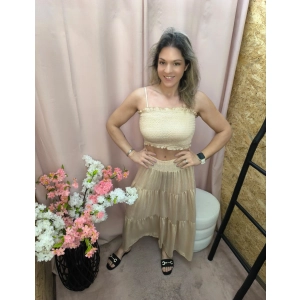Conjunto Bege Elegância Natural com top elástico e saia fluída em camadas.