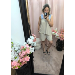 Conjunto feminino de verão com top de alças em folho azul e calções, disponível em bege e preto.