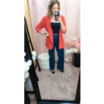Blazer Elegância Atemporal Chic em vermelho e azul com detalhe nas mangas.