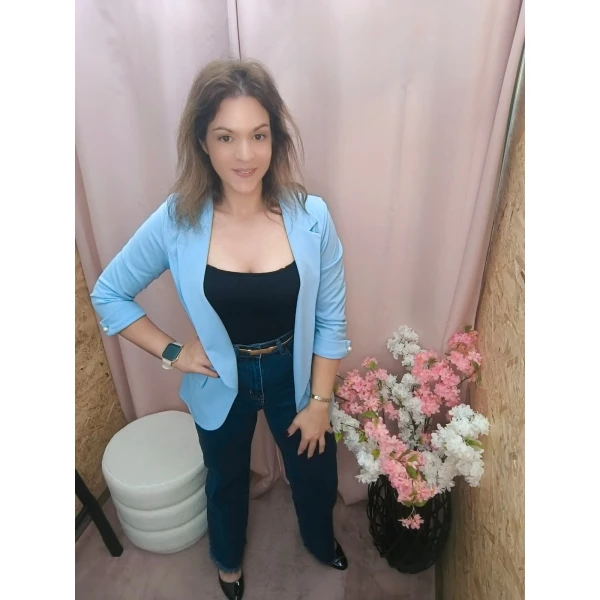 Blazer Elegância Atemporal Chic em vermelho e azul com detalhe nas mangas.