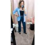Blazer Elegância Atemporal Chic em vermelho e azul com detalhe nas mangas.