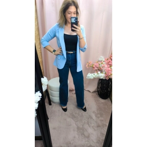 Blazer Elegância Atemporal Chic em vermelho e azul com detalhe nas mangas.