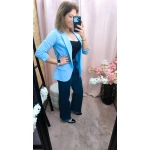 Blazer Elegância Atemporal Chic em vermelho e azul com detalhe nas mangas.