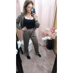 Fato de treino fashion em tom neutro com casaco e calças.