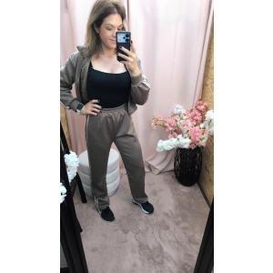 Fato de treino fashion em tom neutro com casaco e calças.