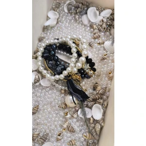 Pulseira Pérola Chic Feminina em conjunto de várias peças.