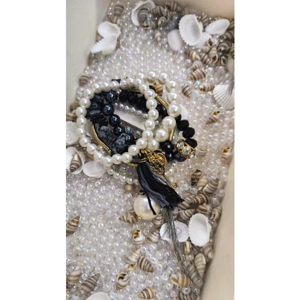 Pulseira Pérola Chic Feminina em conjunto de várias peças.