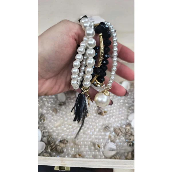 Pulseira Pérola Chic Feminina em conjunto de várias peças.