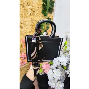 Bolsa preta feminina sofisticada com lenço decorativo e alça extra geométrica.