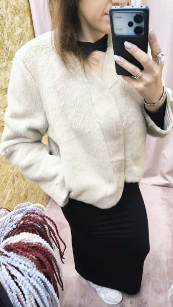 casaco de pelo fashion em branco, bege e cinzento escuro.